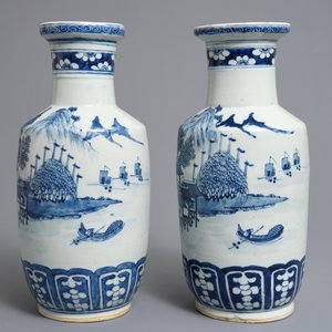 A pair of Chinese blue and white rouleau vases with landscape design, 19th C. — 照片 2