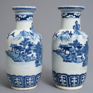 A pair of Chinese blue and white rouleau vases with landscape design, 19th C. — 照片 3