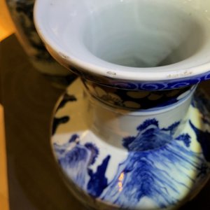 A pair of Chinese blue and white rouleau vases with landscape design, 19th C. — 照片 9