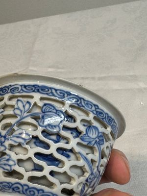 A pair of Chinese blue and white salts and a reticulated double-walled cup, Kangxi — photo 4