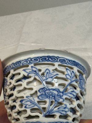A pair of Chinese blue and white salts and a reticulated double-walled cup, Kangxi — photo 5