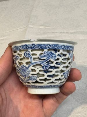 A pair of Chinese blue and white salts and a reticulated double-walled cup, Kangxi — photo 6