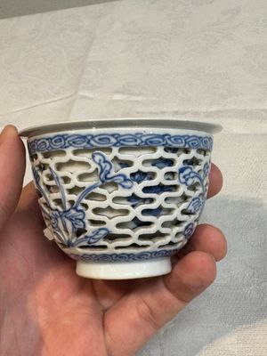 A pair of Chinese blue and white salts and a reticulated double-walled cup, Kangxi — photo 8
