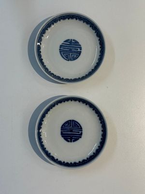A pair of Chinese blue and white saucer dishes, Qianlong mark, 19th C. — 照片 1