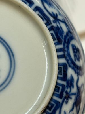A pair of Chinese blue and white saucer dishes, Qianlong mark, 19th C. — 照片 8