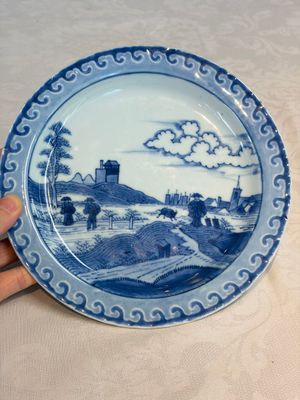 A pair of Chinese blue and white 'Scheveningen' or 'Nabeshima' plates, Kangxi/Yongzheng — foto 1