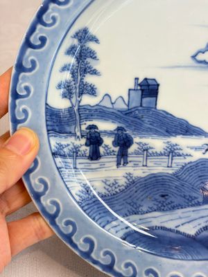 A pair of Chinese blue and white 'Scheveningen' or 'Nabeshima' plates, Kangxi/Yongzheng — foto 2