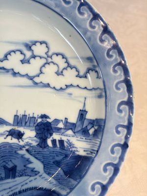 A pair of Chinese blue and white 'Scheveningen' or 'Nabeshima' plates, Kangxi/Yongzheng — foto 4