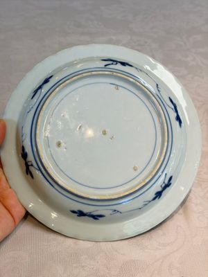 A pair of Chinese blue and white 'Scheveningen' or 'Nabeshima' plates, Kangxi/Yongzheng — foto 5