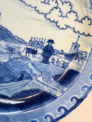 A pair of Chinese blue and white 'Scheveningen' or 'Nabeshima' plates, Kangxi/Yongzheng — foto 9