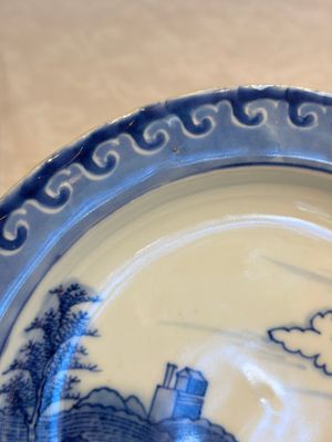 A pair of Chinese blue and white 'Scheveningen' or 'Nabeshima' plates, Kangxi/Yongzheng — foto 10