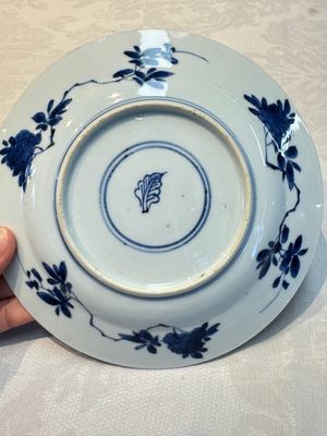 A pair of Chinese blue and white 'Sense of Smell' saucer dishes, artemisia leaf mark, Kangxi — 照片 19
