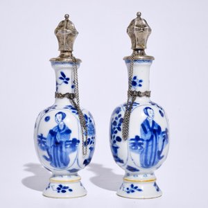 A pair of Chinese blue and white silver-mounted vases with long Eliza, Kangxi — 照片 3