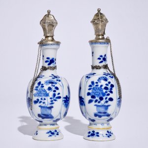 A pair of Chinese blue and white silver-mounted vases with long Eliza, Kangxi — 照片 4
