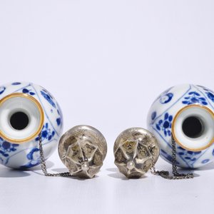 A pair of Chinese blue and white silver-mounted vases with long Eliza, Kangxi — 照片 6