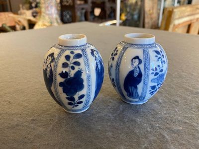A pair of Chinese blue and white small vases with ladies, Kangxi — photo 2
