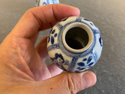 A pair of Chinese blue and white small vases with ladies, Kangxi — photo 6