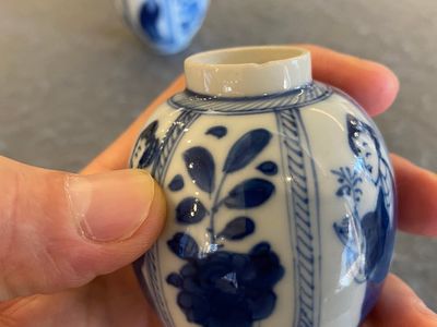A pair of Chinese blue and white small vases with ladies, Kangxi — photo 7