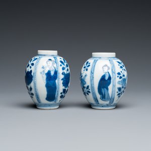 A pair of Chinese blue and white small vases with ladies, Kangxi — photo 2
