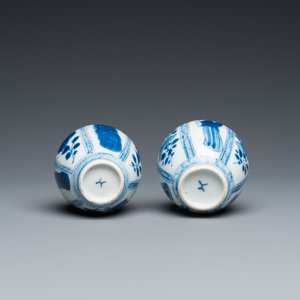 A pair of Chinese blue and white small vases with ladies, Kangxi — photo 6