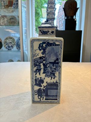 A pair of Chinese blue and white square flasks and covers with narrative design, Kangxi — photo 1