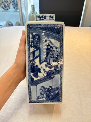 A pair of Chinese blue and white square flasks and covers with narrative design, Kangxi — photo 11