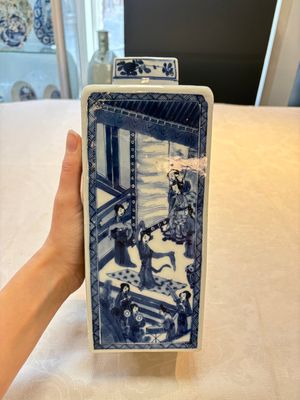 A pair of Chinese blue and white square flasks and covers with narrative design, Kangxi — photo 12