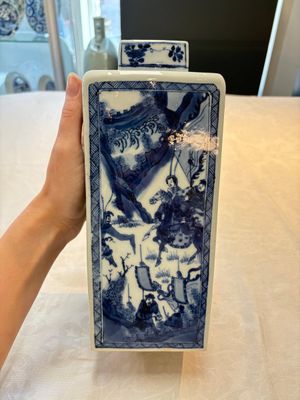 A pair of Chinese blue and white square flasks and covers with narrative design, Kangxi — photo 13
