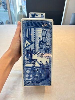 A pair of Chinese blue and white square flasks and covers with narrative design, Kangxi — photo 14