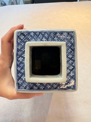 A pair of Chinese blue and white square flasks and covers with narrative design, Kangxi — photo 15