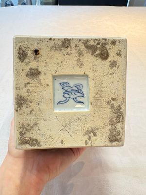 A pair of Chinese blue and white square flasks and covers with narrative design, Kangxi — photo 16