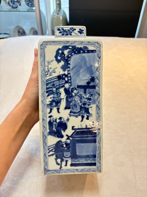 A pair of Chinese blue and white square flasks and covers with narrative design, Kangxi — photo 2