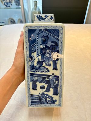 A pair of Chinese blue and white square flasks and covers with narrative design, Kangxi — photo 3