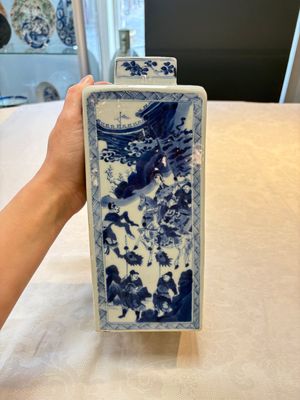 A pair of Chinese blue and white square flasks and covers with narrative design, Kangxi — photo 4