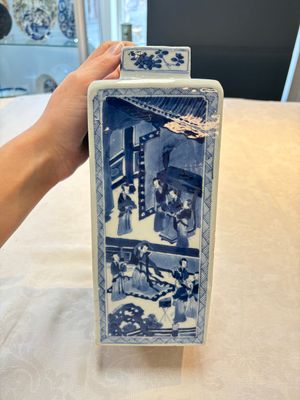 A pair of Chinese blue and white square flasks and covers with narrative design, Kangxi — photo 5