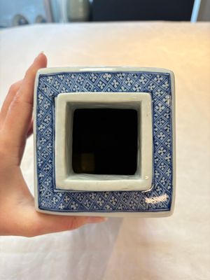 A pair of Chinese blue and white square flasks and covers with narrative design, Kangxi — photo 6