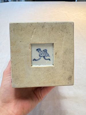 A pair of Chinese blue and white square flasks and covers with narrative design, Kangxi — photo 7