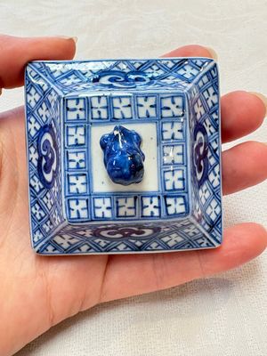 A pair of Chinese blue and white square flasks and covers with narrative design, Kangxi — photo 8