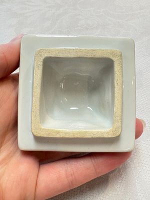 A pair of Chinese blue and white square flasks and covers with narrative design, Kangxi — photo 9