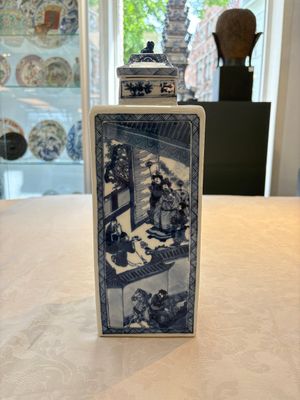 A pair of Chinese blue and white square flasks and covers with narrative design, Kangxi — photo 10