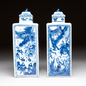A pair of Chinese blue and white square flasks and covers with narrative design, Kangxi — photo 1