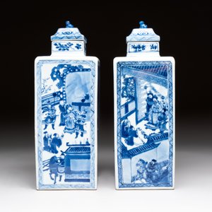 A pair of Chinese blue and white square flasks and covers with narrative design, Kangxi — photo 3
