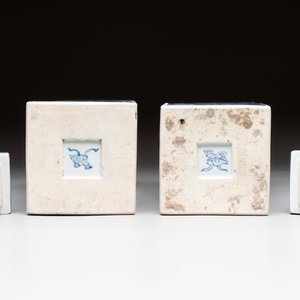 A pair of Chinese blue and white square flasks and covers with narrative design, Kangxi — photo 6