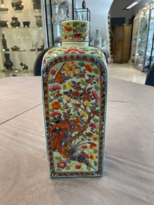 A pair of Chinese blue and white square flasks with European overdecoration, Kangxi — foto 1