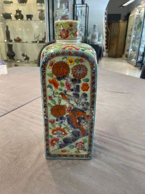 A pair of Chinese blue and white square flasks with European overdecoration, Kangxi — foto 3