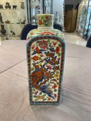 A pair of Chinese blue and white square flasks with European overdecoration, Kangxi — foto 4