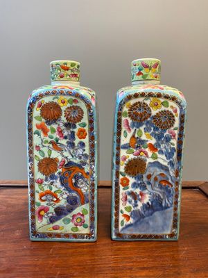 A pair of Chinese blue and white square flasks with European overdecoration, Kangxi — 照片 2