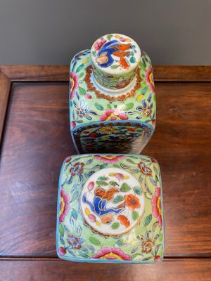 A pair of Chinese blue and white square flasks with European overdecoration, Kangxi — 照片 5