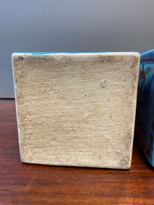A pair of Chinese blue and white square flasks with European overdecoration, Kangxi — 照片 7