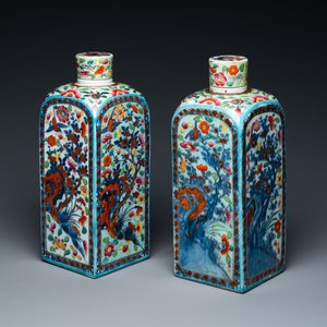 A pair of Chinese blue and white square flasks with European overdecoration, Kangxi — 照片 1